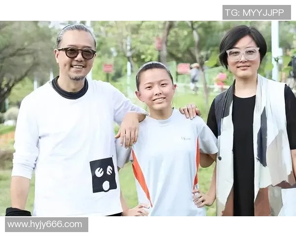 19岁足球明星意外成为父亲视频引发热议网友纷纷评论其人生新阶段