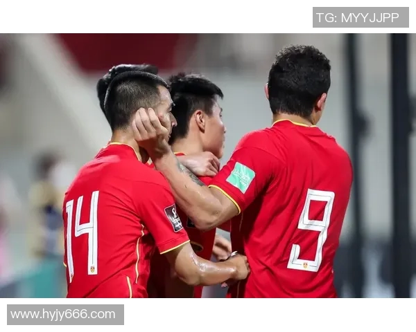 足球明星与暖心小孩共度美好时光感动瞬间视频分享